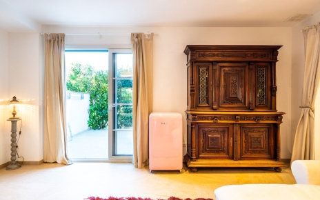 Salón con puertas al patio